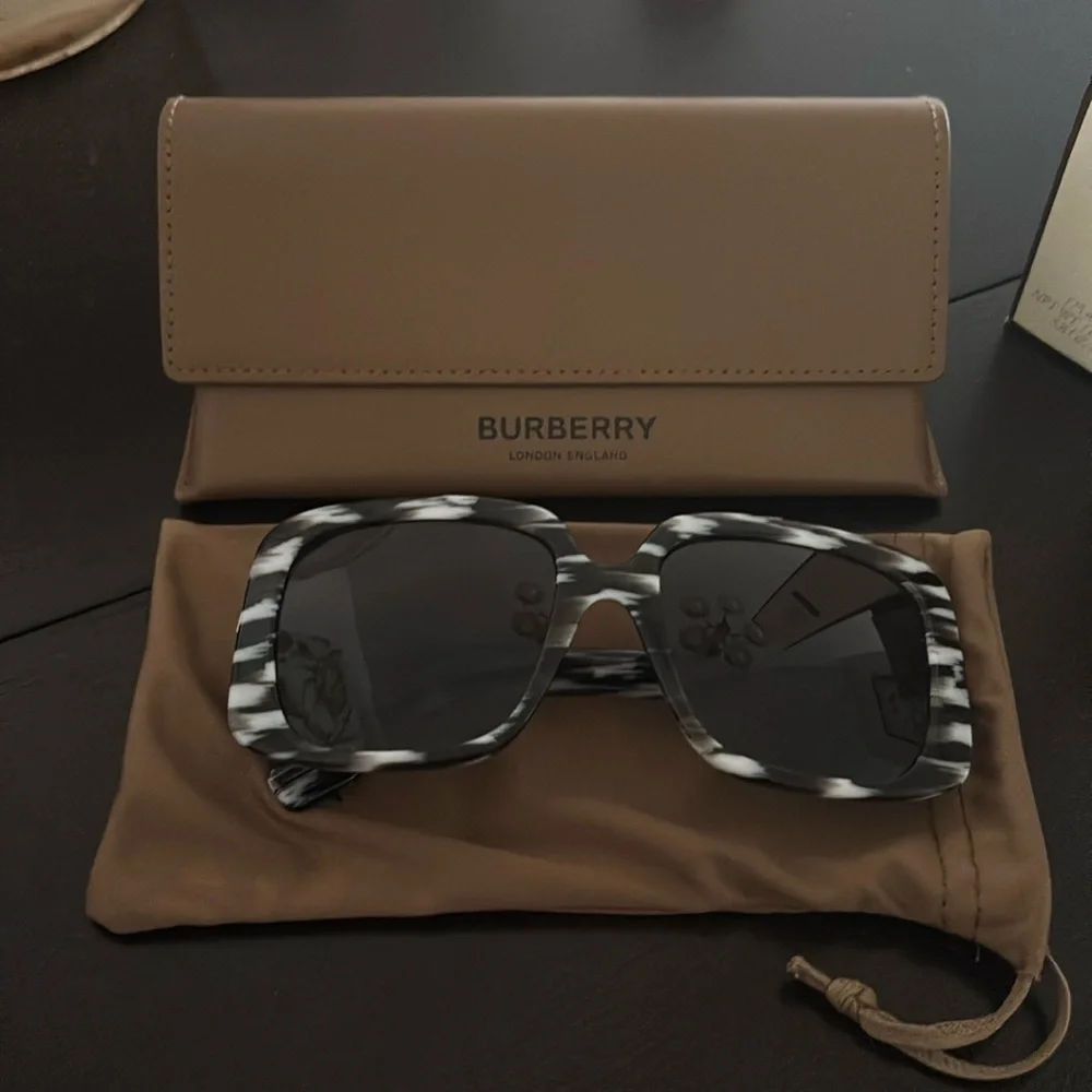 Burberry sunglasses BE4363 PENELOPE 397887 Black grey Woman